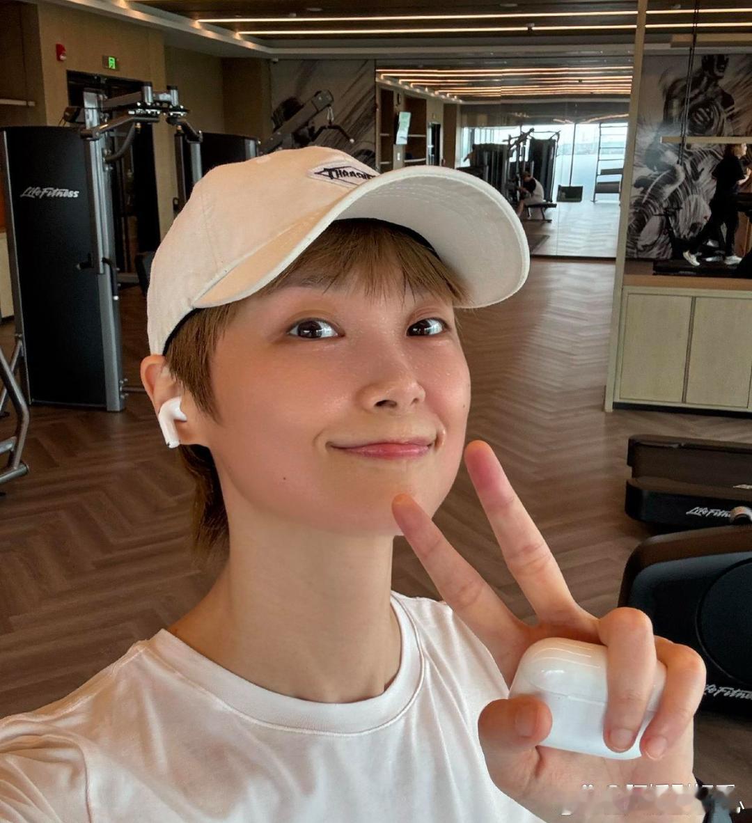 1.李宇春跟倪妮私下关系一直不错。2.张新成原本是想也发展歌手这条路，但买单的不