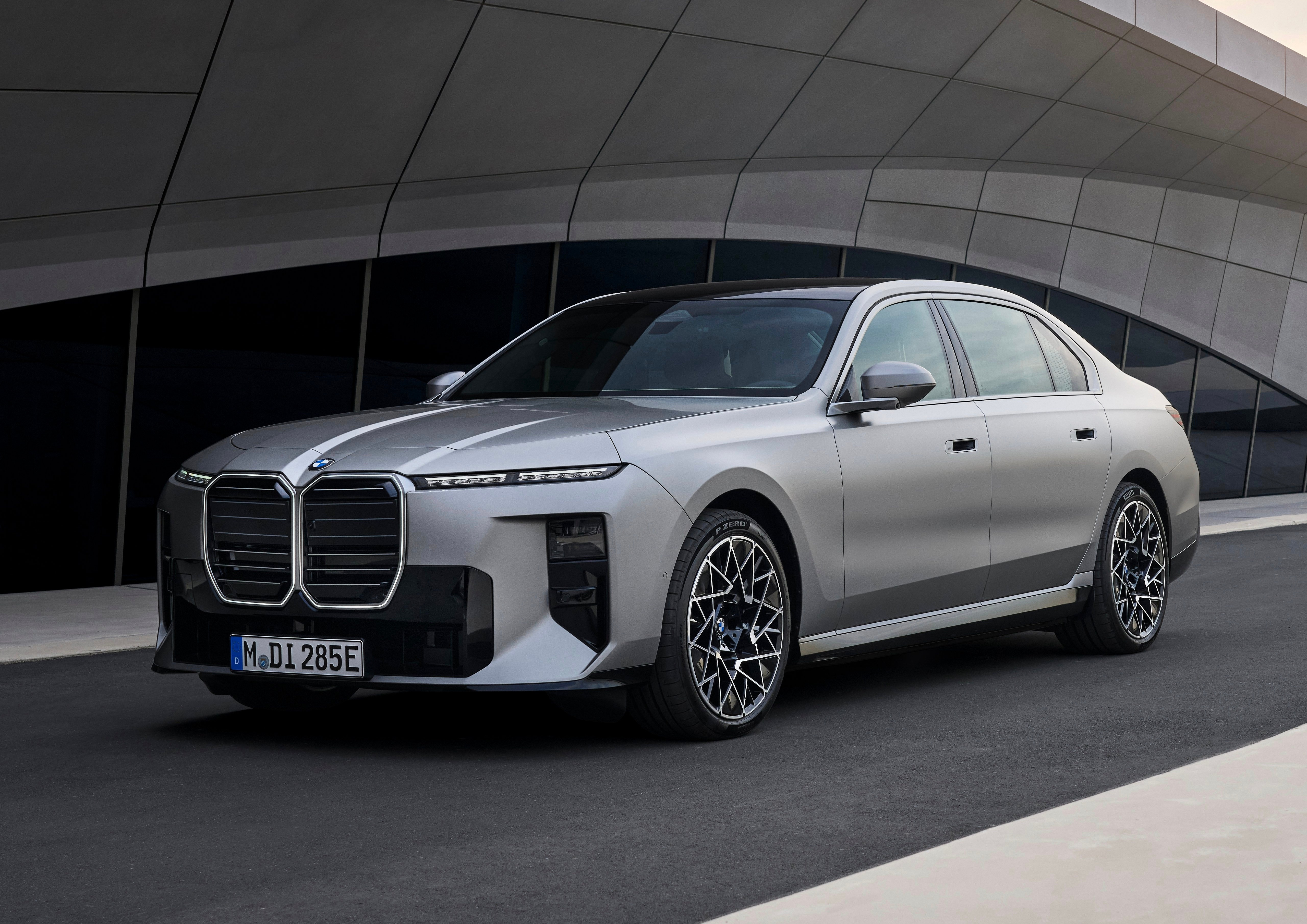 中期改款宝马7系/i7发布，升级调整幅度很大前脸更加威严尾灯重新设计座舱全面换新