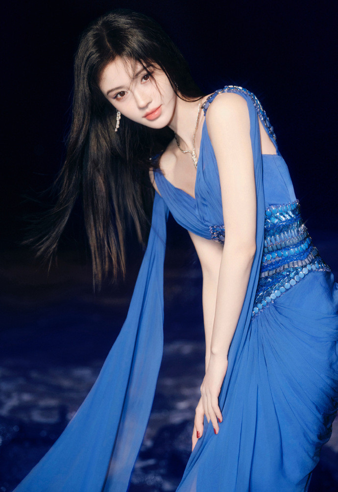 鞠婧祎内娱女顶权威脸鞠婧祎帕莎眼镜剪影海报鞠婧祎内娱女顶权威脸，谁懂这张脸的含