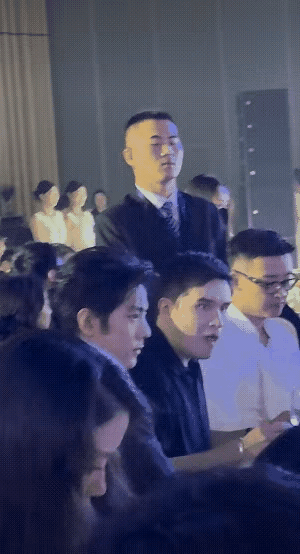 晚宴的画面也太有反差感了！曹译文在一旁自在大快朵颐，郑晓龙导演也全程悠闲吃吃喝喝