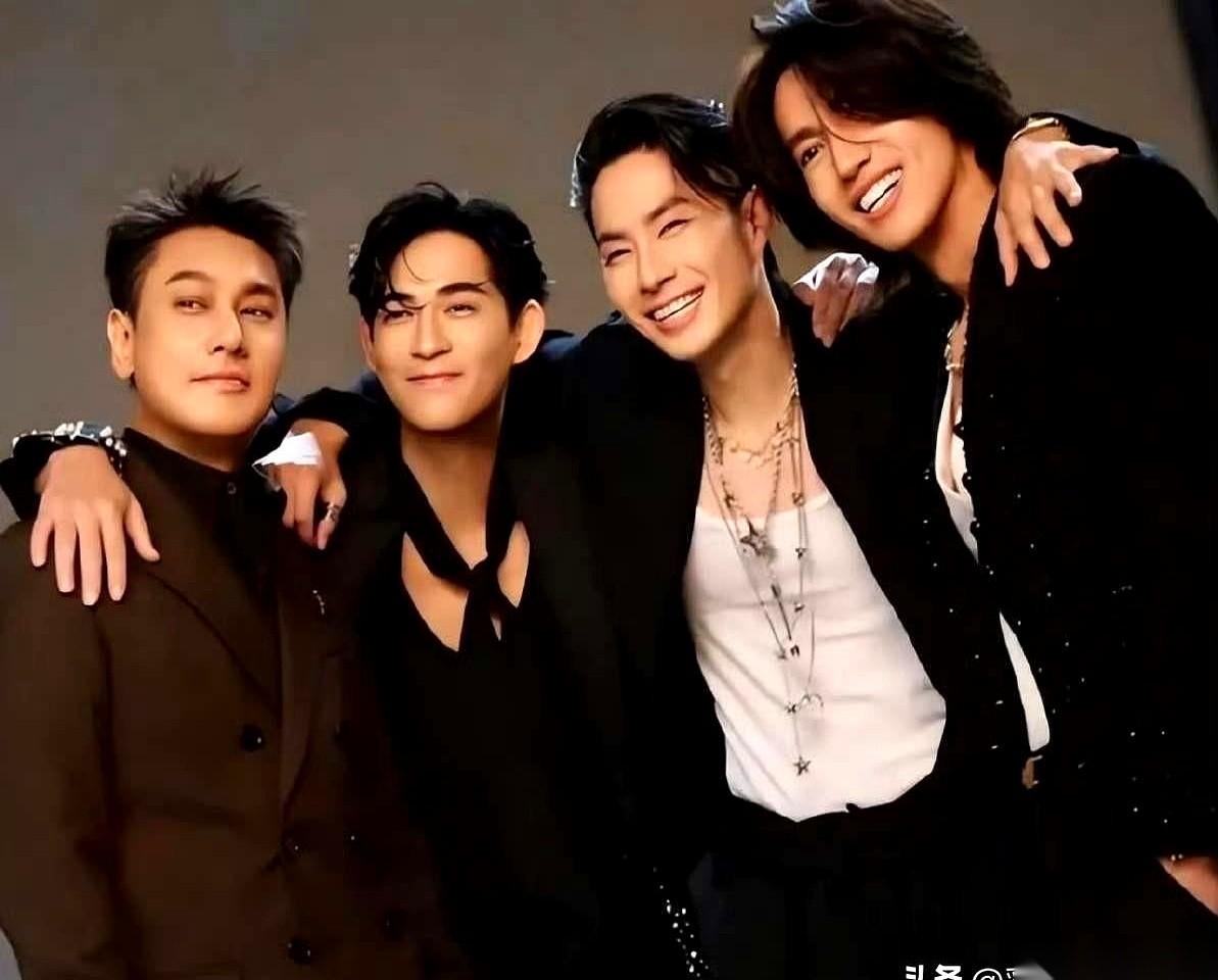 朱孝天这一下，可真够狠的。“我耳朵不行，唱歌跑调，但我必须开麦，因为不能骗消费