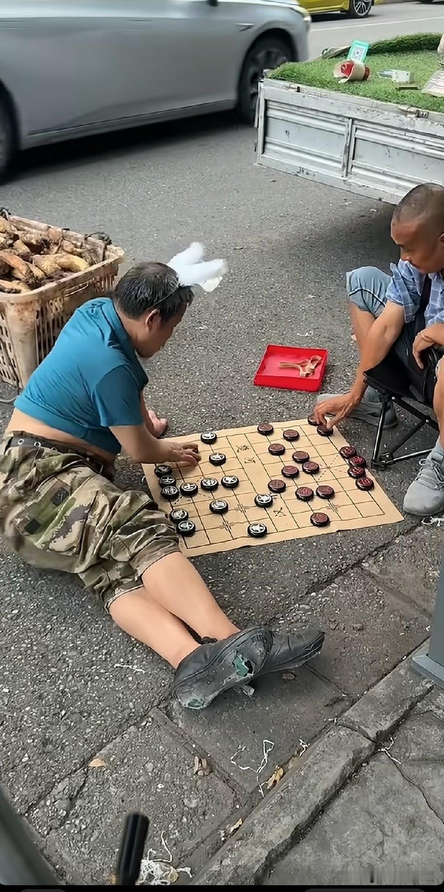 成都人民公园卖东西的大爷这姿势不要太销魂了