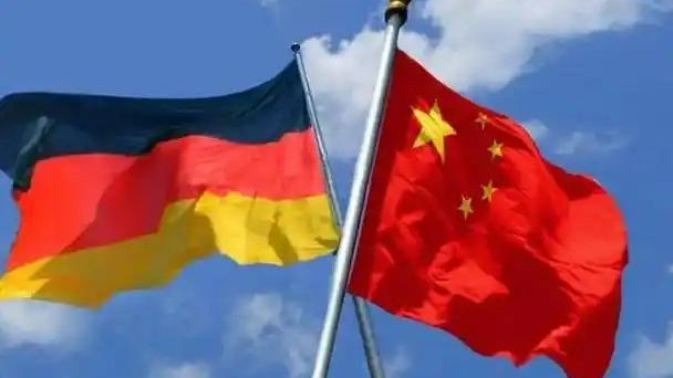财长要求中国让步,27国也突然对华加税,外交部四个字说明一切