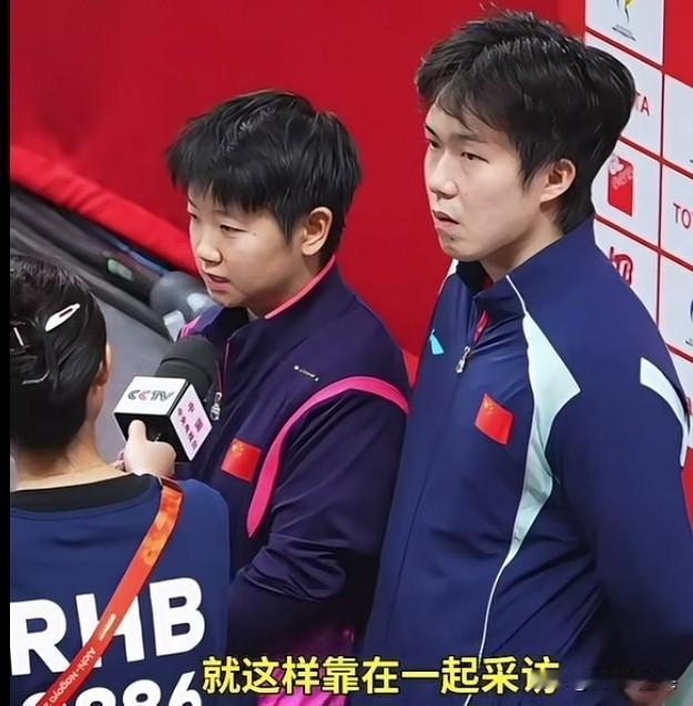 这是不是拍摄角度有问题？莎莎和王队在赛后接受采访，可是头哥这个站位稍微有点靠前，