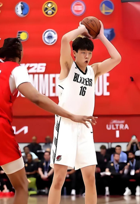 我预测杨瀚森的生涯上限是大洛佩兹大洛佩慈为了适应联盟变化，从拥有丰富的内线技