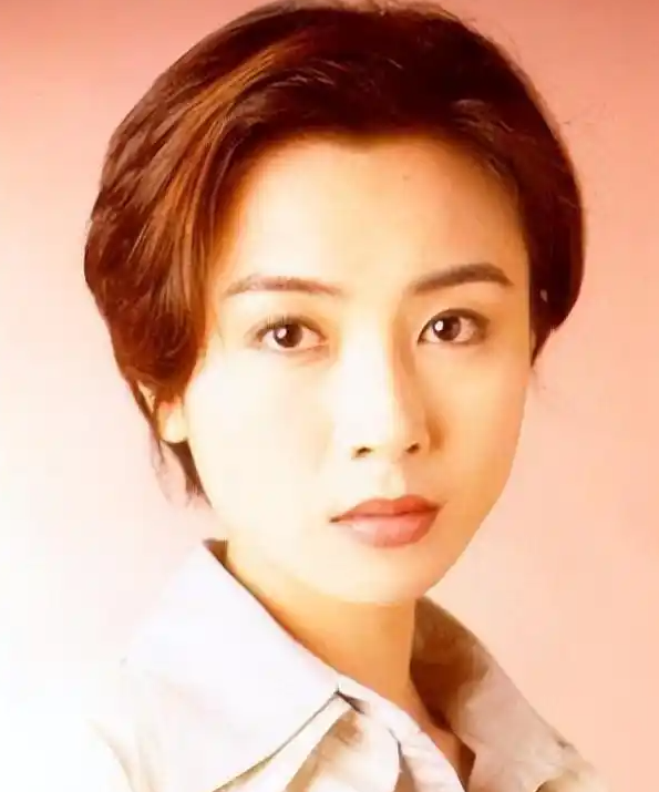 1994年在一次聚会上刘銮雄对袁洁莹一见钟情，展开猛烈追求。在强大的金钱和温柔