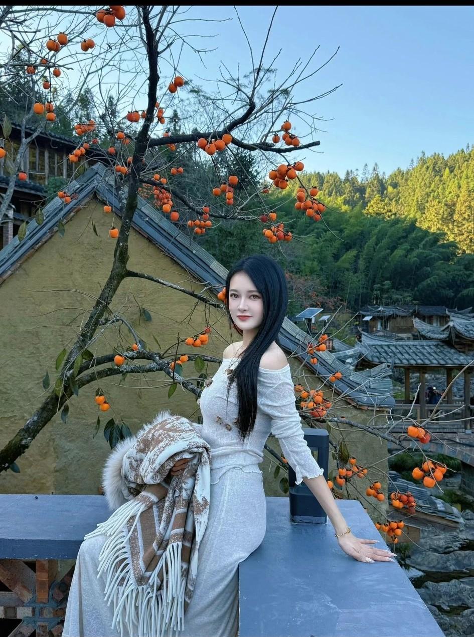 古镇红柿满枝头，少女凭栏寄秋思。晒图笔记大赛分享一张秋色的美景