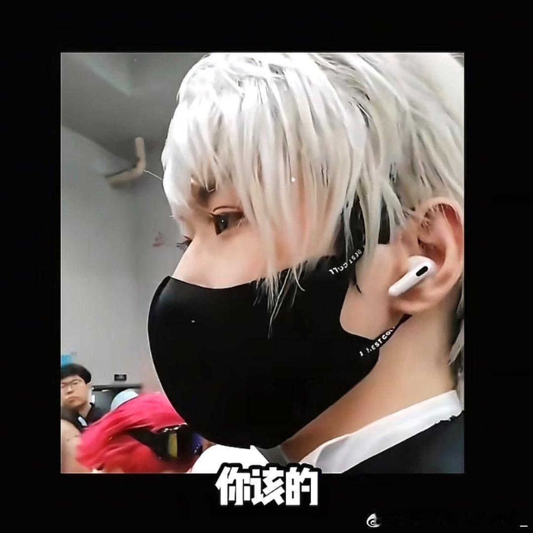 一个男生在漫展cos了一个男生，被坦克围攻了，因为这是她们喜欢的游戏角色，我还以