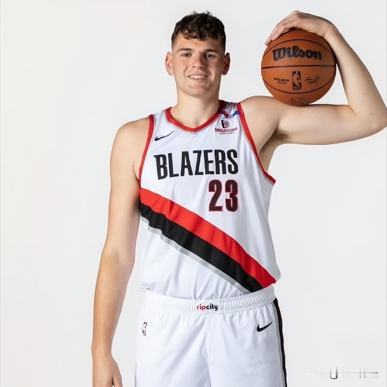 克林根这么打，杨瀚森有救了。一场附加赛，2分，今天一场季后赛，4分，而且两场