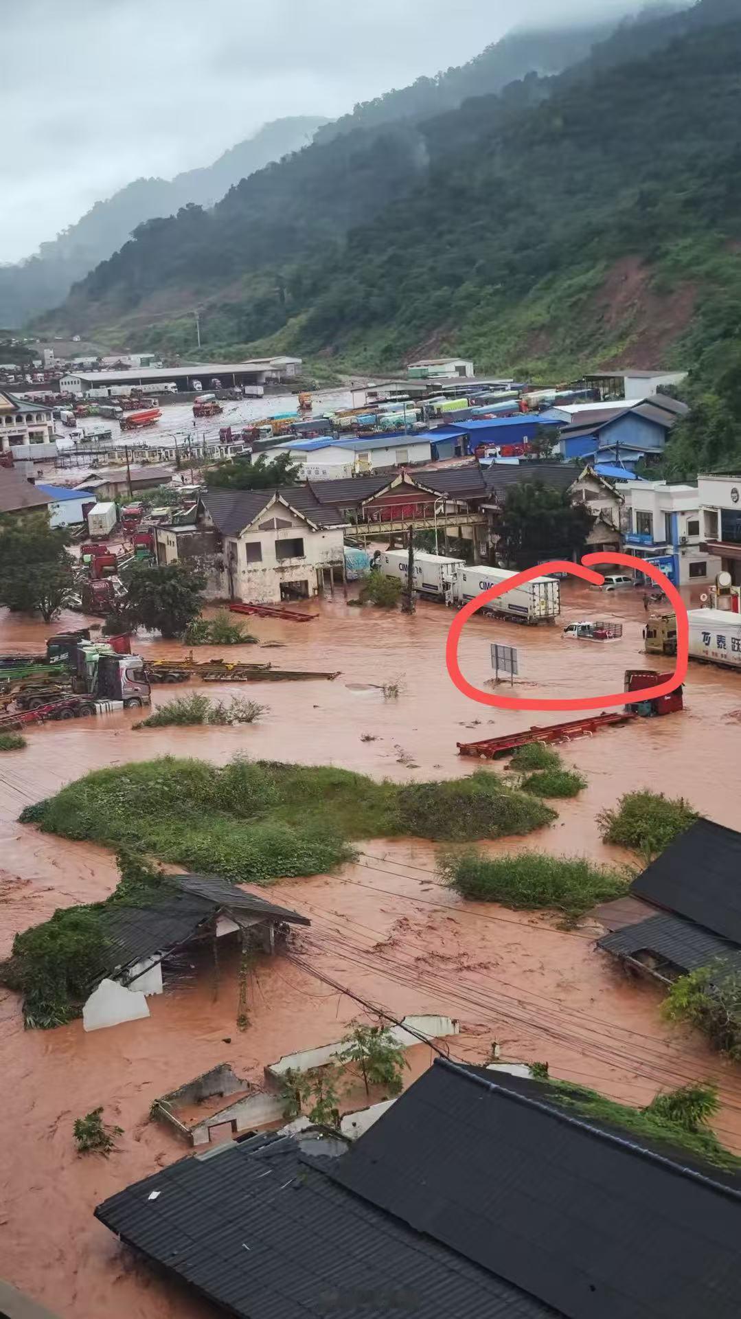 老挝磨丁口岸公路，红圈就是图1我站的地方，看样子已经淹过了头盔……​​​