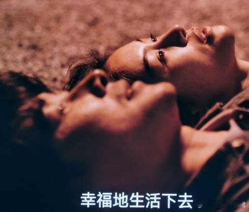 《目之所及》郝美丽的妈妈将曲桐推进了江里，不会游泳的她，慢慢沉到了江底。东躲西