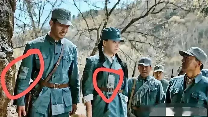 一看导演就认真做功课，哪有补丁在胸口的？！补丁一般不都是在膝盖、屁股、胳膊肘等这
