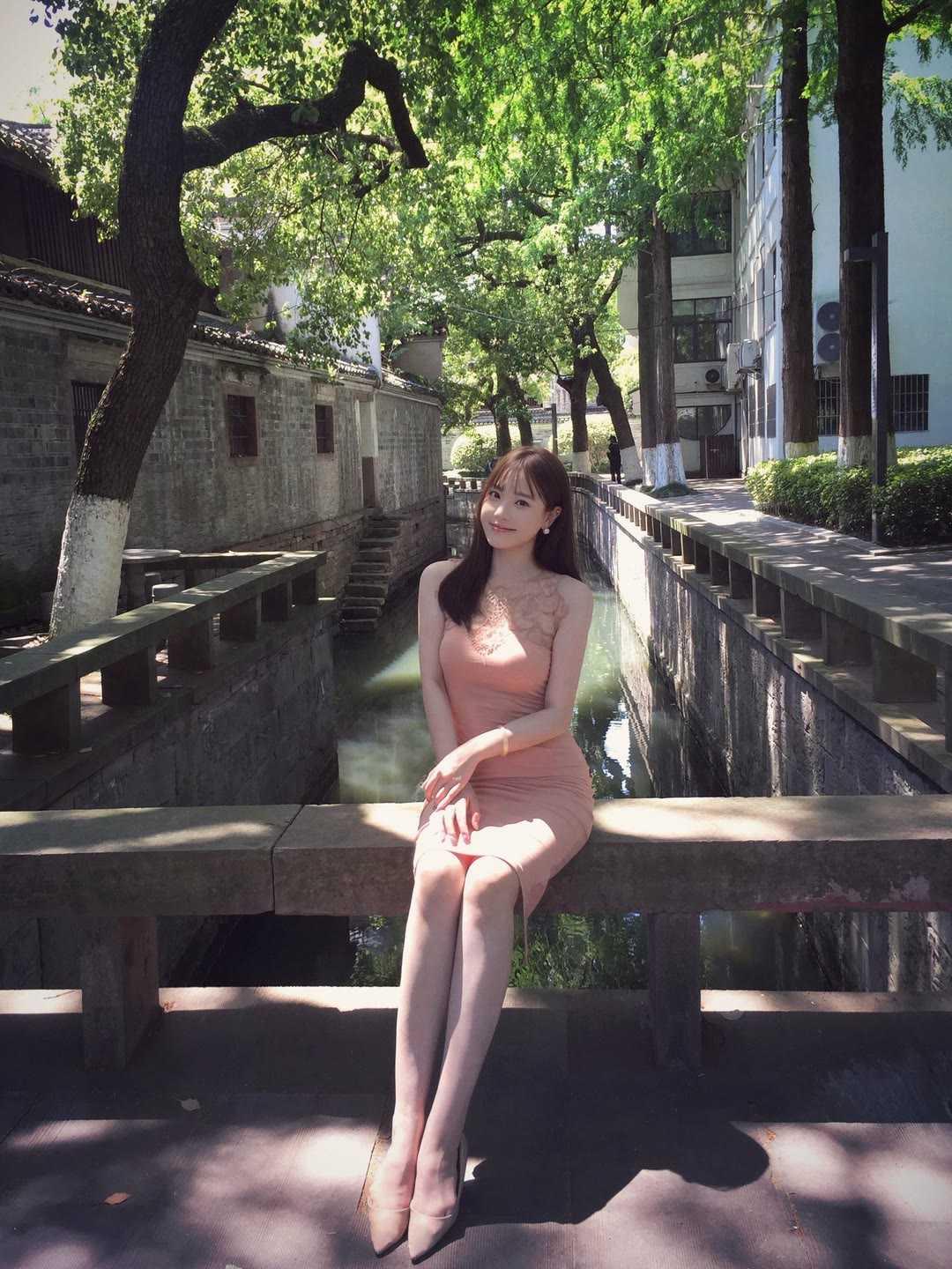 江南水乡夏日温柔穿搭，裸粉蕾丝裙氛围感拉满。漫步古巷流水间，一身裸粉色蕾丝包臀裙