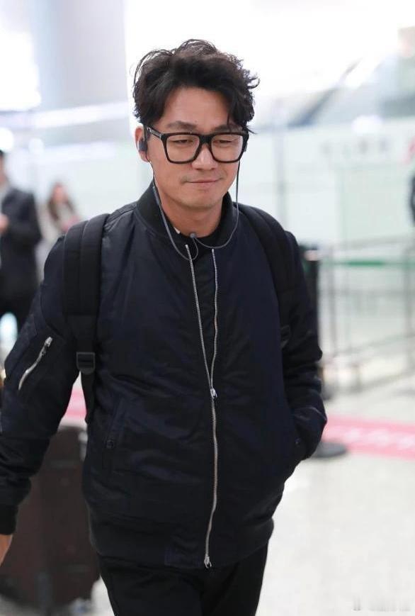 1.不少圈内男艺人主动向姚安娜示好，大多是想借此搭上她背后的家族资源，因此面对