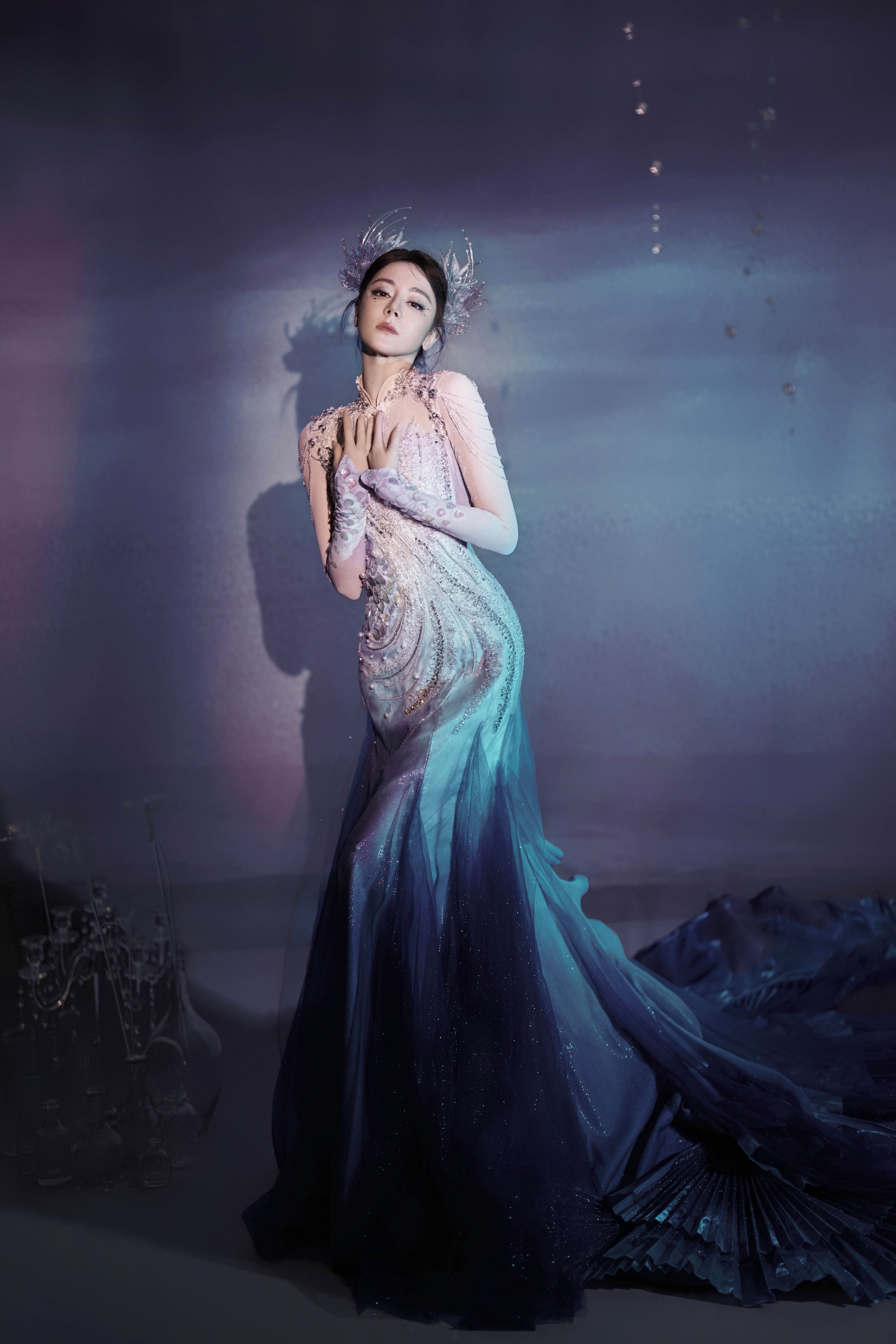 迪丽热巴人鱼公主迪丽热巴身着蓝色珠光渐变长裙，镶嵌鱼鳞状亮片于深海光影流动，太