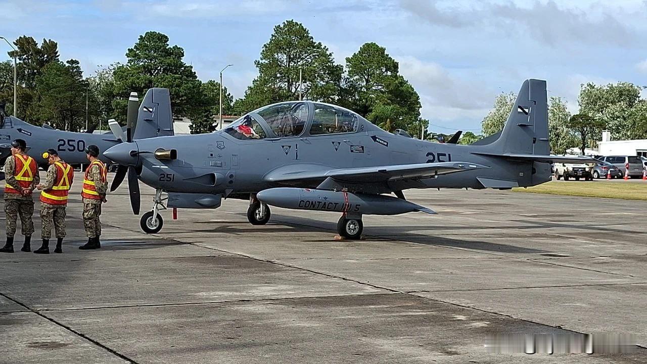 ✈️🇺🇾🇧🇷乌拉圭正式展示了从巴西购买的首批A-29攻击机。2月2