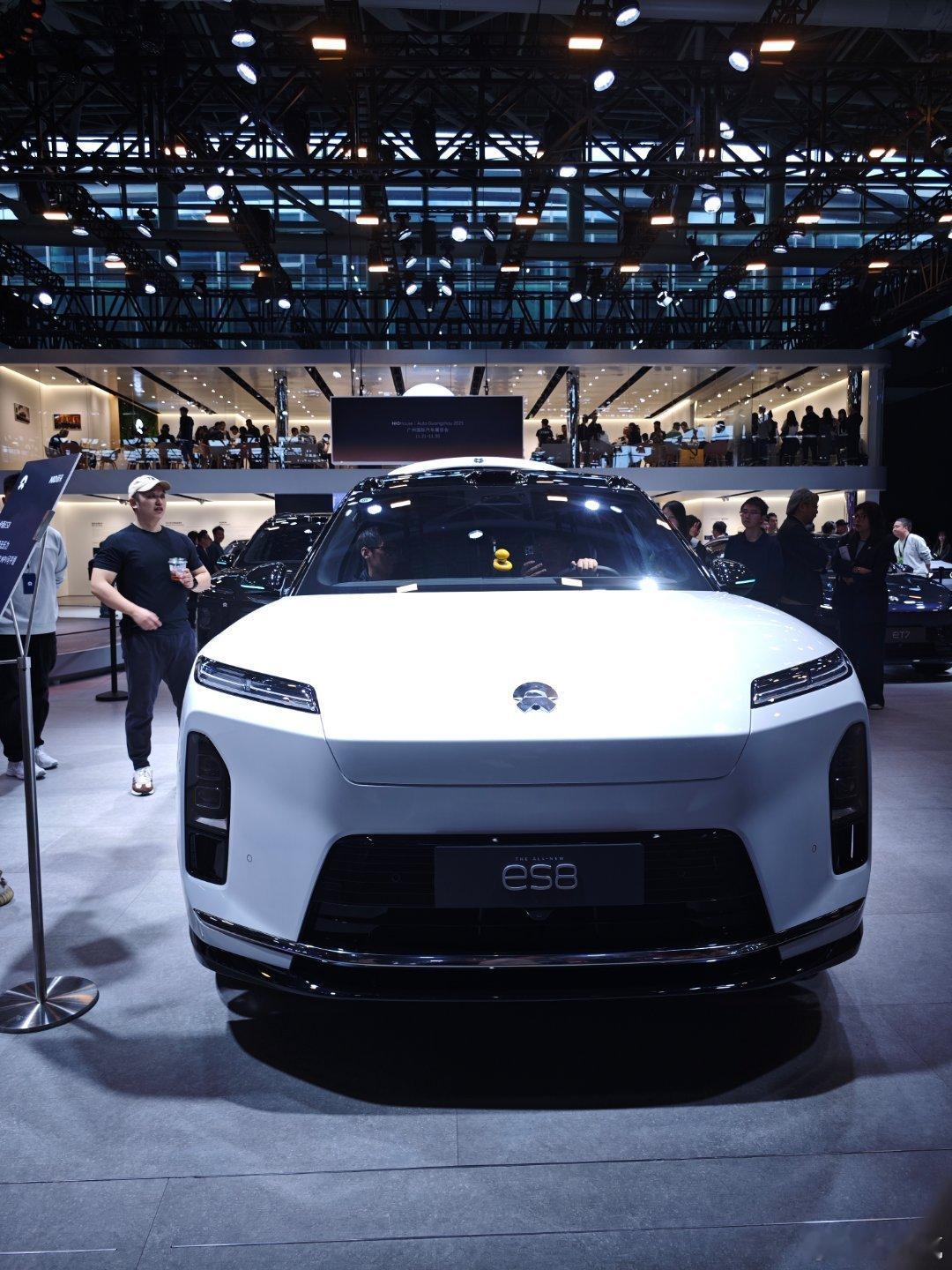 在蔚来展台逛了一圈，我大概明白为什么ES8卖那么火了。侧面这个线条真的很有揽子的
