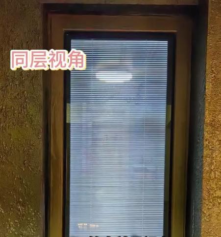 “羞死了！”江苏一女生在自家厕所装了百叶窗，楼上阿姨委婉的提醒她注意“隐私”。女
