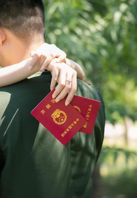 胆子太大了！湖南长沙，女子是军嫂，丈夫常年在部队保家卫国，但她丝毫不守本分，仗着