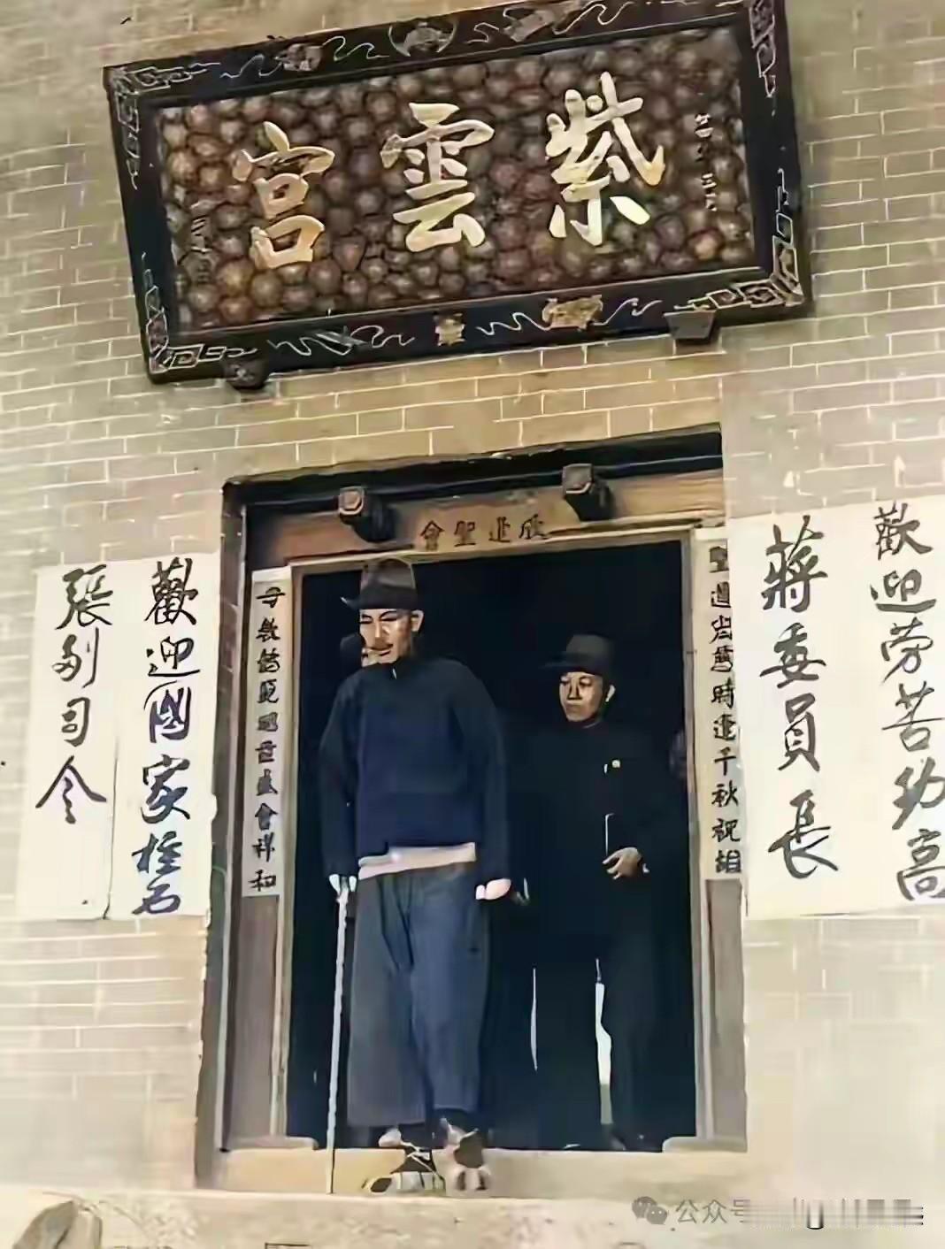 这两张照片拍摄于1936年，地点是华山，主要人物就是蒋和张，在第一张照片中，门口