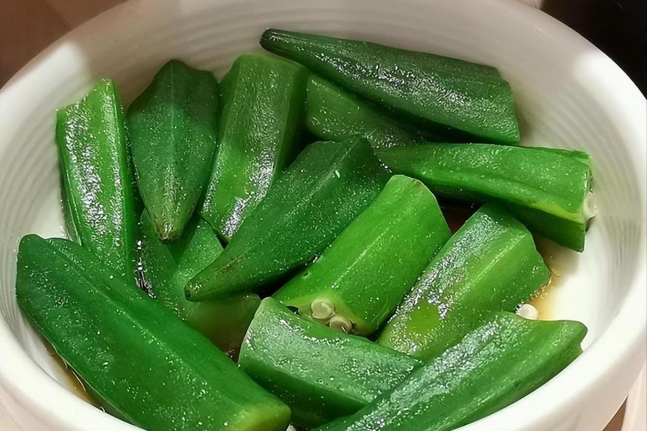 秋葵，这种常见的绿色蔬菜，因其丰富的营养和健康益处，尤其在糖尿病管理中的作用，逐