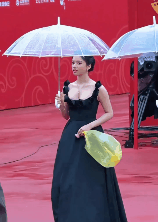 我以为人家拎的是塑料袋，原来人家拎的是巴黎世家的塑料袋，价值12000！我以为