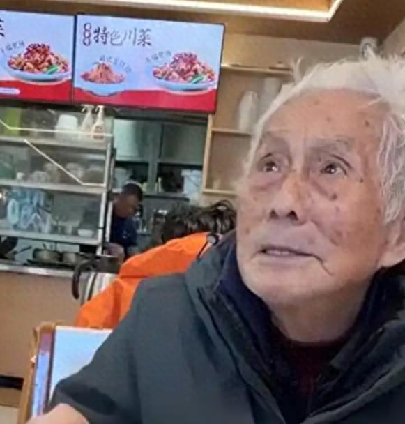 96岁老人能坐43小时硬座奔赴拉萨，可旅行社却直接把他拒之门外！当全网争论老