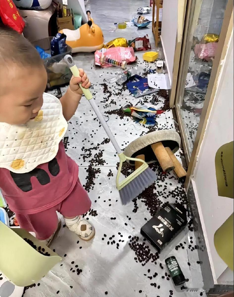 你越乖，爸妈的爱越偏。我妈说，她年轻时最恨奶奶偏心大伯。直到她自己生了两个儿