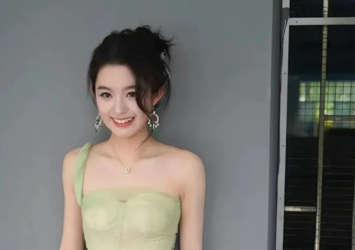 黄杨钿甜会变穷吗？不会。一如既往。因为公务员有罪也祸不及妻儿。杨伟会承担什么
