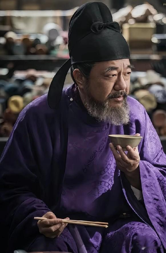 冯道这么牛掰，四代十帝的宰相，但是依然管不住自己儿子。冯道总是认为儿子不务正