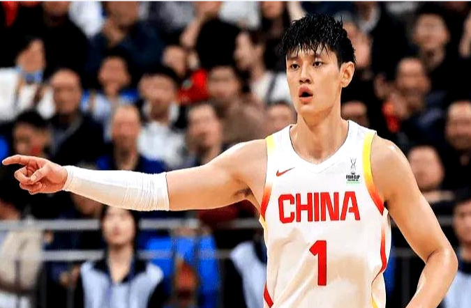 2027年男篮世界杯，中国男篮有望派出的最强12人名单如下：· 组织后卫：赵
