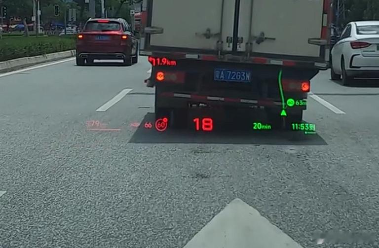 小鹏G7的HUD，觉得简洁，但这种风格，看起来并不太舒适，有点太理科男风格了。小