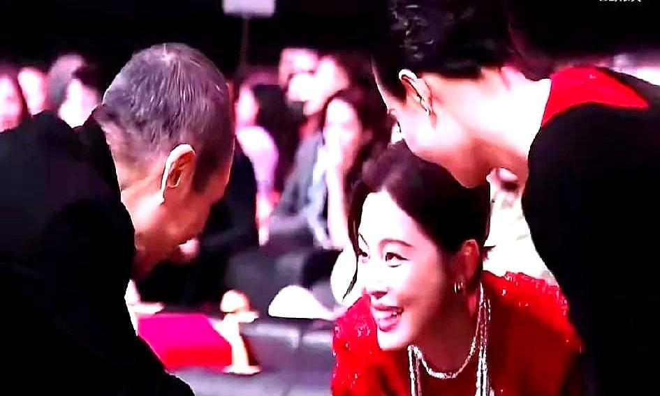 倪妮一把将辛芷蕾推到张艺谋面前，她腰弯成了90度。张艺谋没多看一眼，只扔下