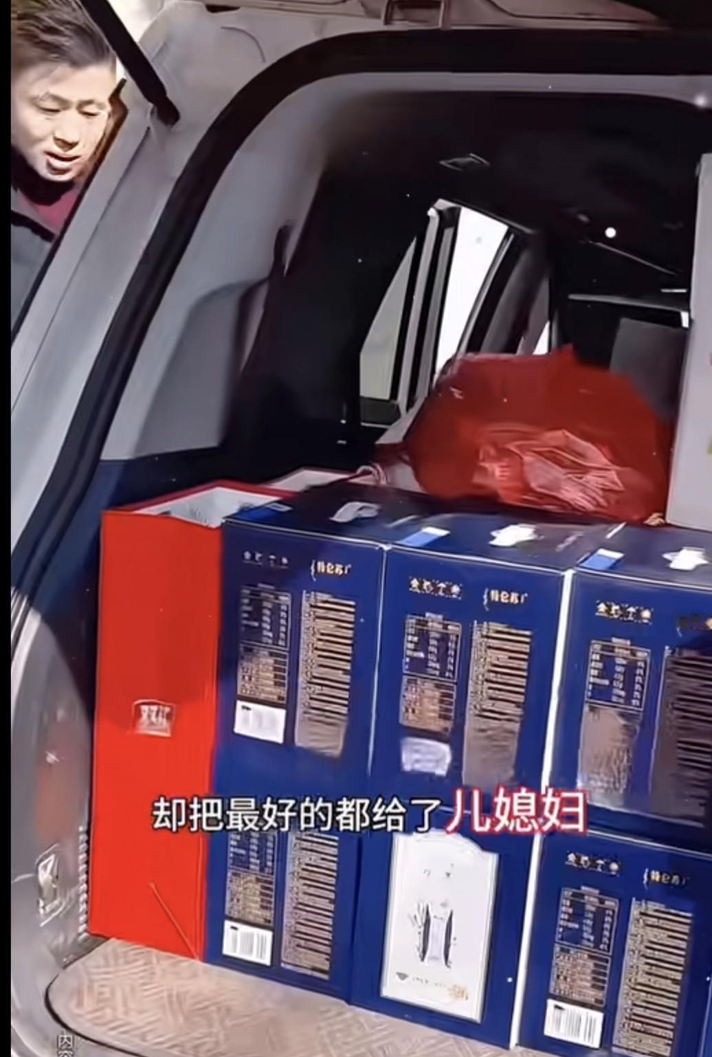 230斤，被全网羡慕是什么体验？大衣哥女儿雪梅给出了答案。丈夫被拍到自然弯腰