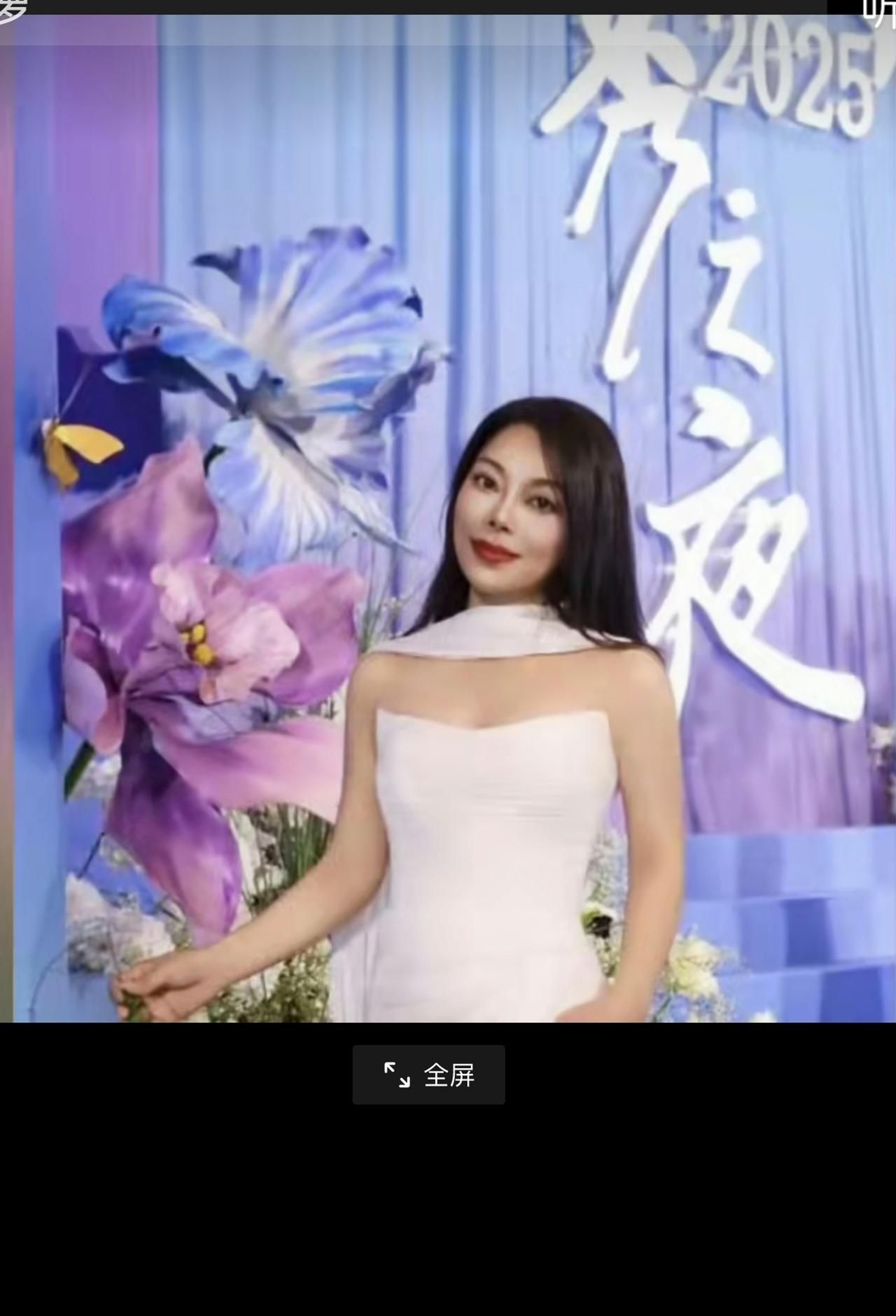 张雪离职三年后开直播，老板娘冲进来刷了3万块礼物。当年她月薪3800，夸一句