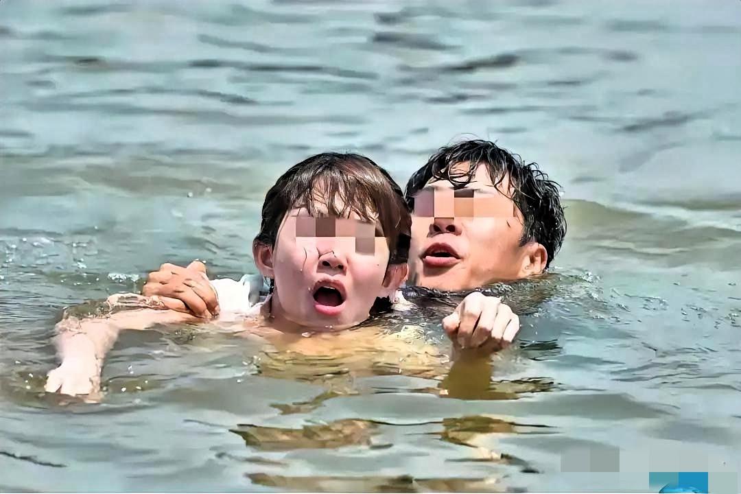 水里的男人托住她的臀部，拼命往上顶。她站稳了。没道谢，没回头。伸手捋开湿头发，