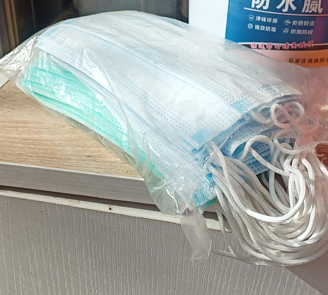 老公是做全屋定制的，经常装修柜子，一开始我就告诉他工地上粉尘大，要戴着口罩。结果