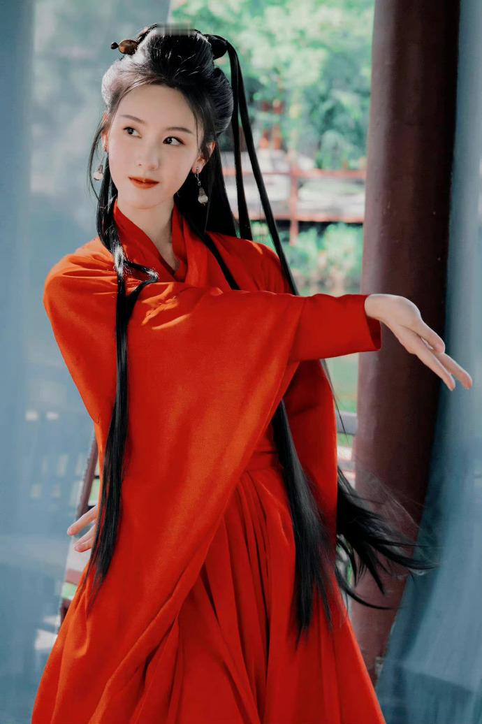 陈都灵朝服造型陈都灵天生古人不靠厚重发包、艳丽妆容加持，极简的朝服穿搭，反而把