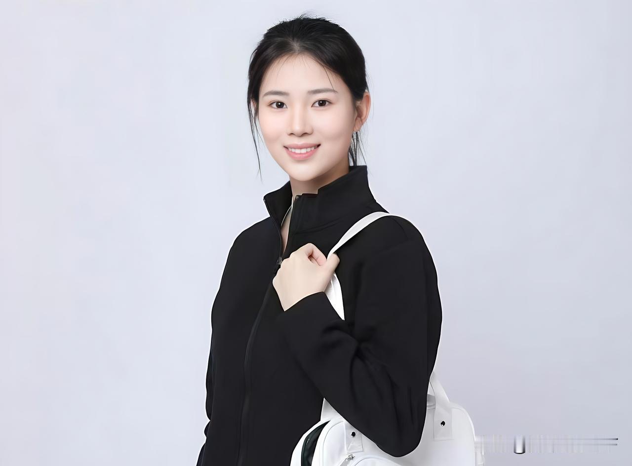 她是中国女乒到目前为止最漂亮的队员。她的美不仅是五官精致，更是自带一种清爽又清冷