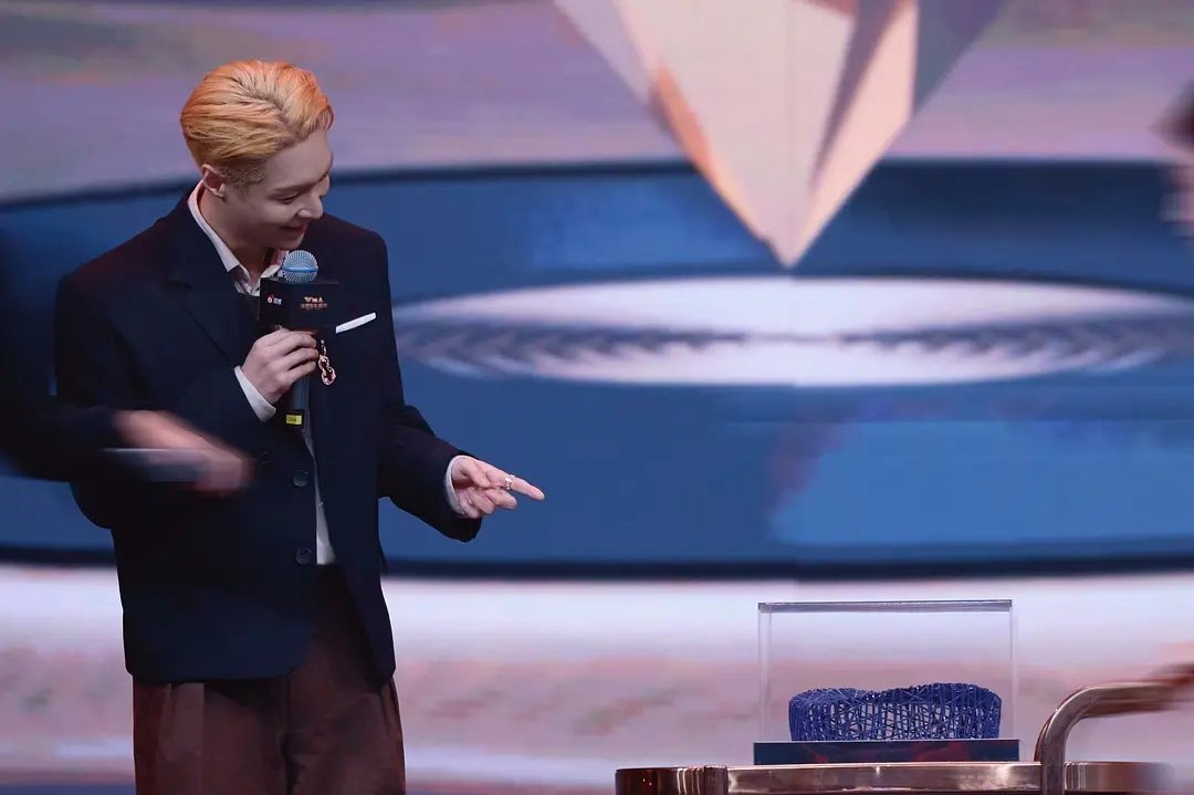 张艺兴现在到底属于什么咖位鸟巢演唱会能请到张艺谋当导演已经很让人震惊了昨晚微博的