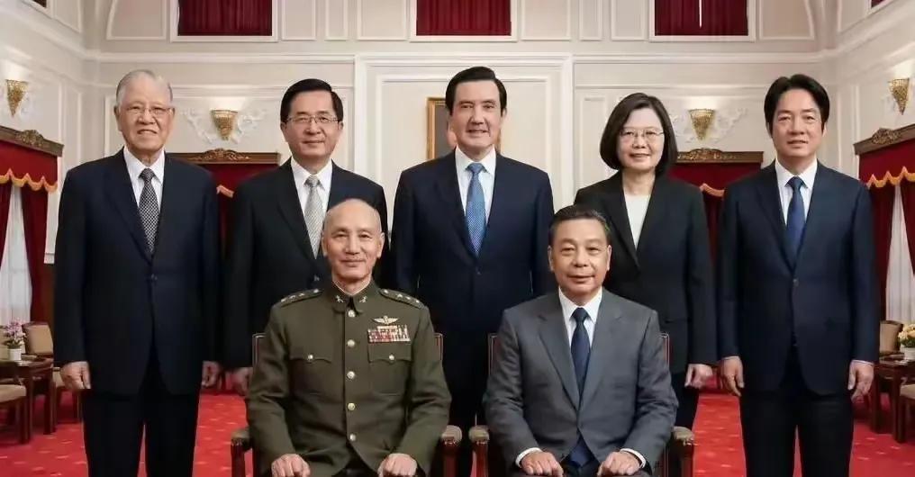 你看看这些台湾地区领导人，蒋家父子虽然曾坚持一个中国、打击台独。