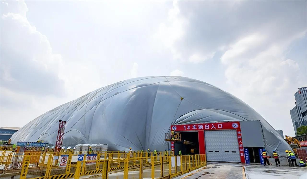 据说现在北京、广州的工地，都已经这样做基坑施工。扬尘、噪音几乎没有投诉了。我就