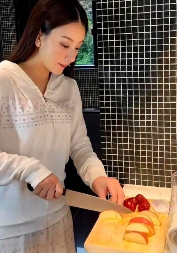 今天看到方媛自己煮糖水喝，突然就通了。很多人想不通，郭富城阅人无数，怎么最后是