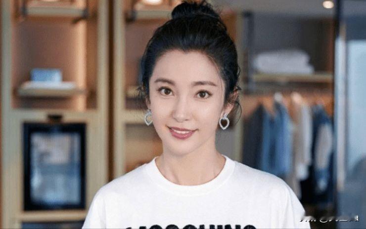 2009年，李冰冰曾开出12万月薪聘请保姆，一个保姆来应聘，把菜洗得干干净净。李