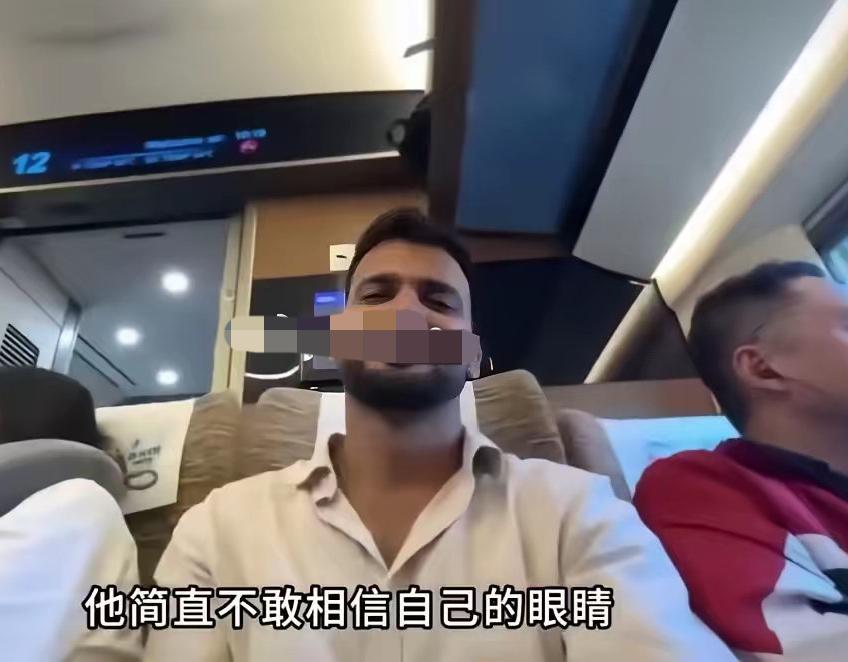 这个印度博主刚坐上高铁就开始酸溜溜地吐槽高铁的各种不合理的地方，比如需要排队15