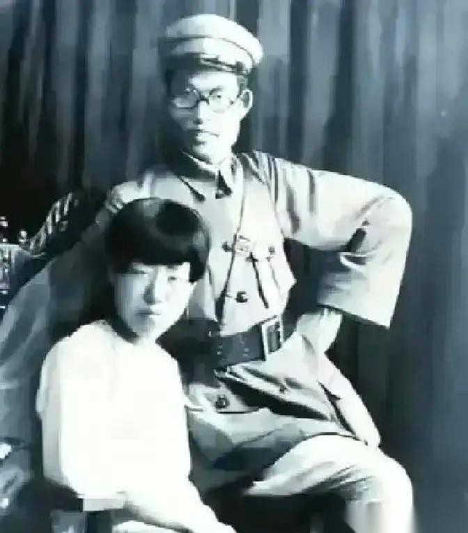 刷到一段老故事，头皮突然一阵发麻。1940年的延安窑洞，一场离婚办得像交接阵地