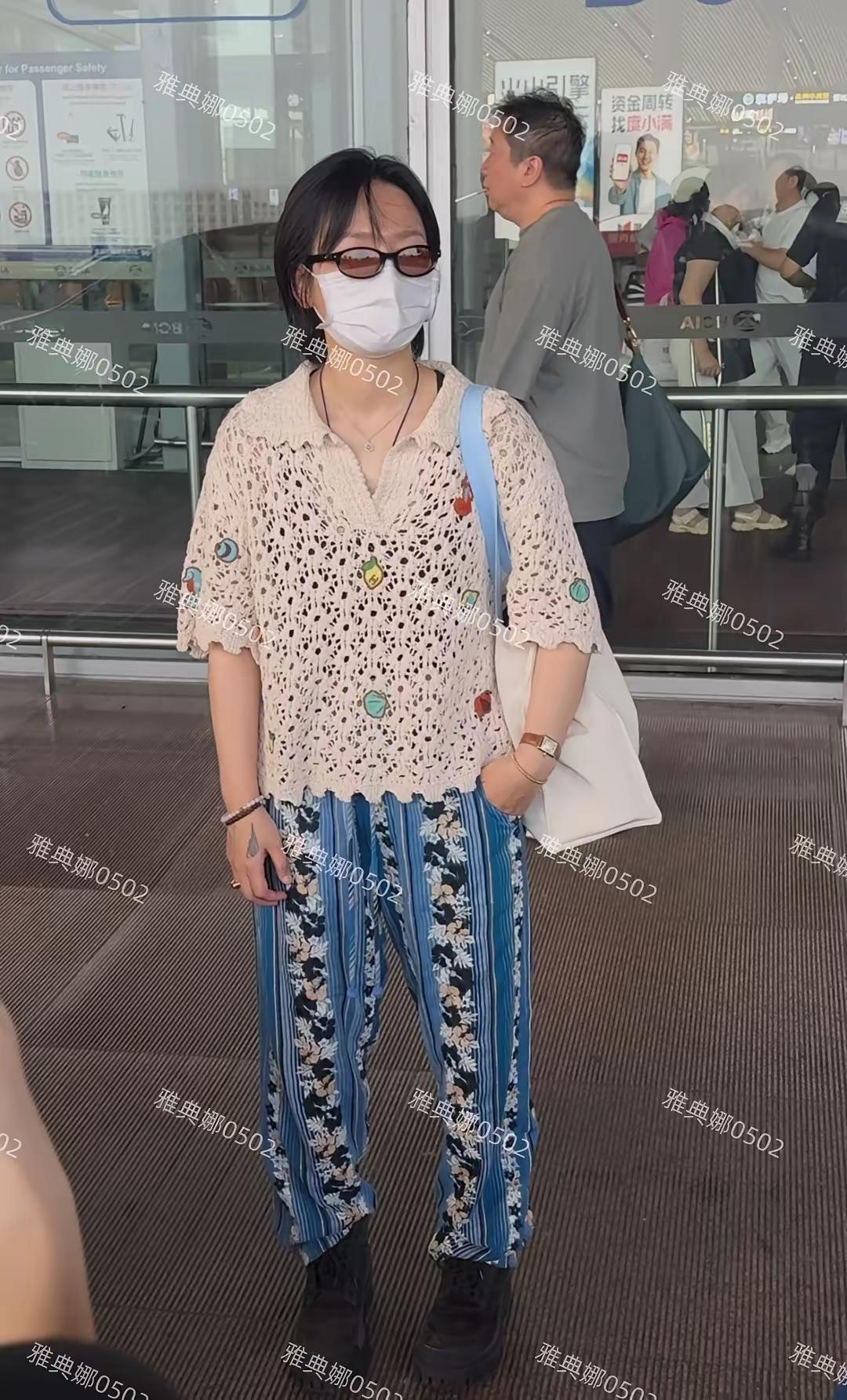 我去！这衣服不仅廉价，还土得掉渣，体态臃肿得像大妈，这竟是周笔畅？这衣品、这气