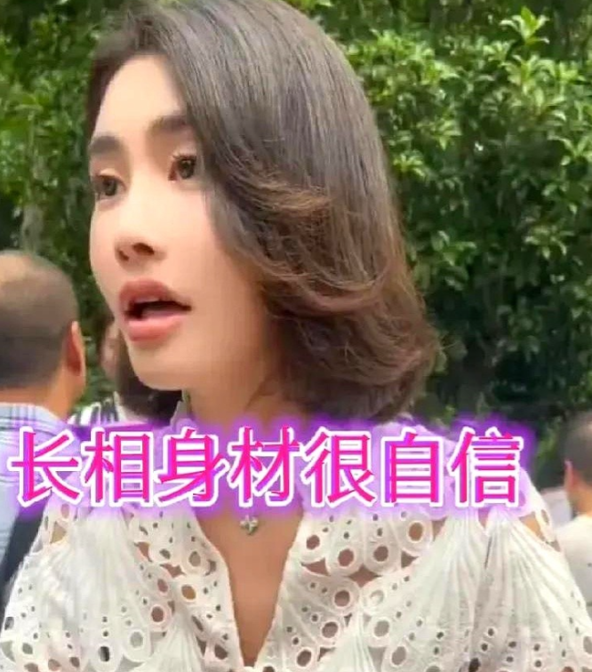 杭州万松书院的相亲角又炸锅了！今天一位身高1米7的北方姑娘举着块牌子，上面白