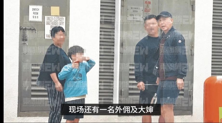曝唐鹤德与曾传绯闻的史先生及两名男孩一起外出，67岁唐鹤德有眼疾，头发花白老了不
