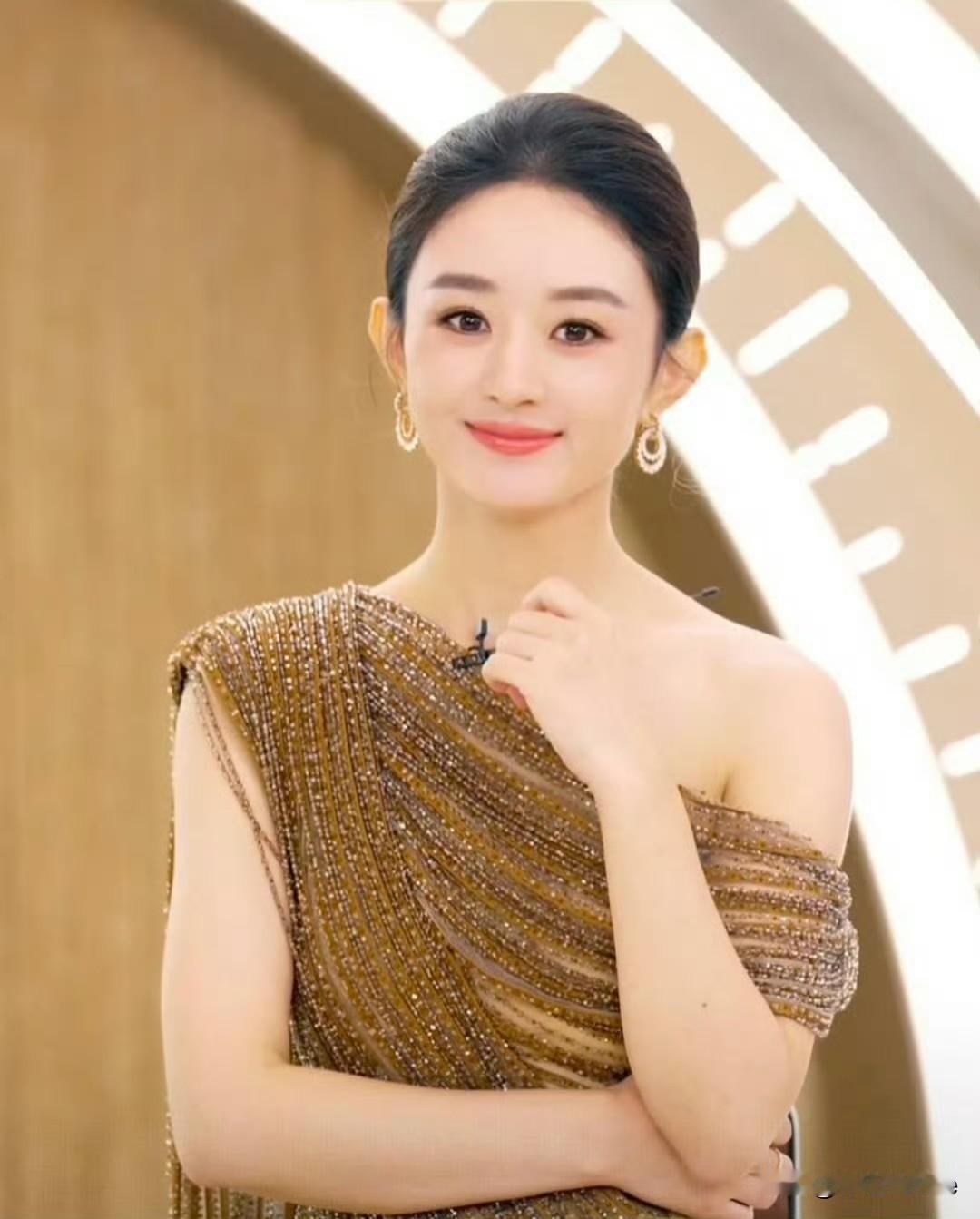 10月26日，赵丽颖自从停了每月行程单后，反而营业的更加频繁了，那些说赵丽颖是工